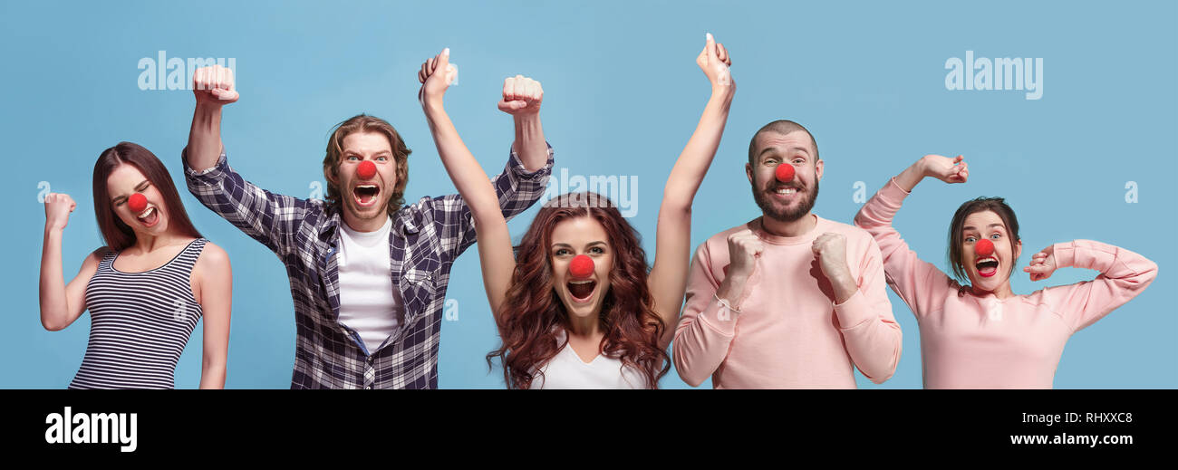Le collage de visages de gens surpris au nez rouge 24. Le clown, fun, party, fête, funny, la joie, l'humour, de concept. Les émotions humaines, l'expression faciale concept. collage des hommes et des femmes Banque D'Images