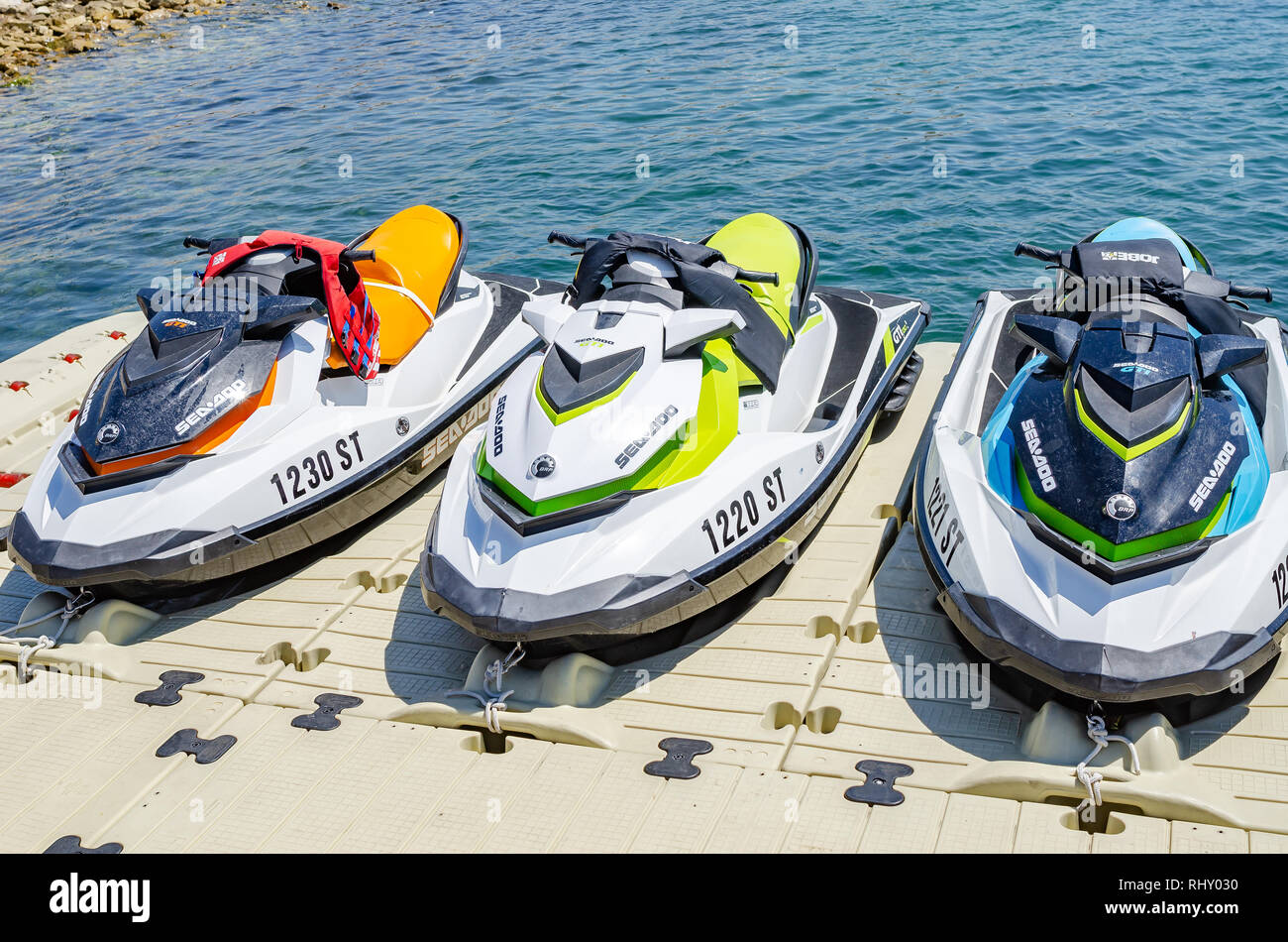 Les motos de l'eau sont placées sur le dock. Banque D'Images