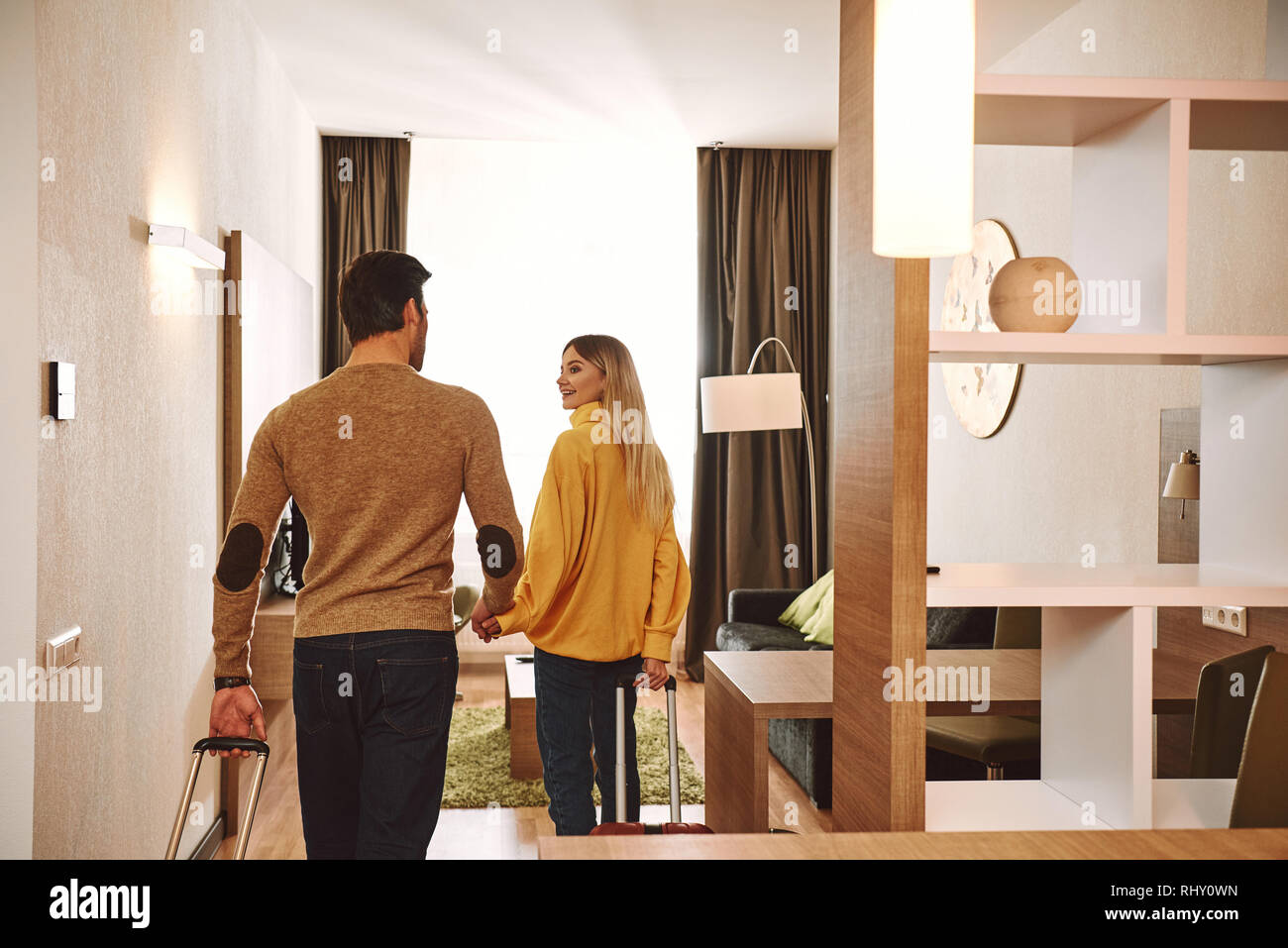 Temprorary appartement. Contrôle de couple dans leur appartement de vacances, se tenant la main et heureux d'être en vacances et de miel Banque D'Images