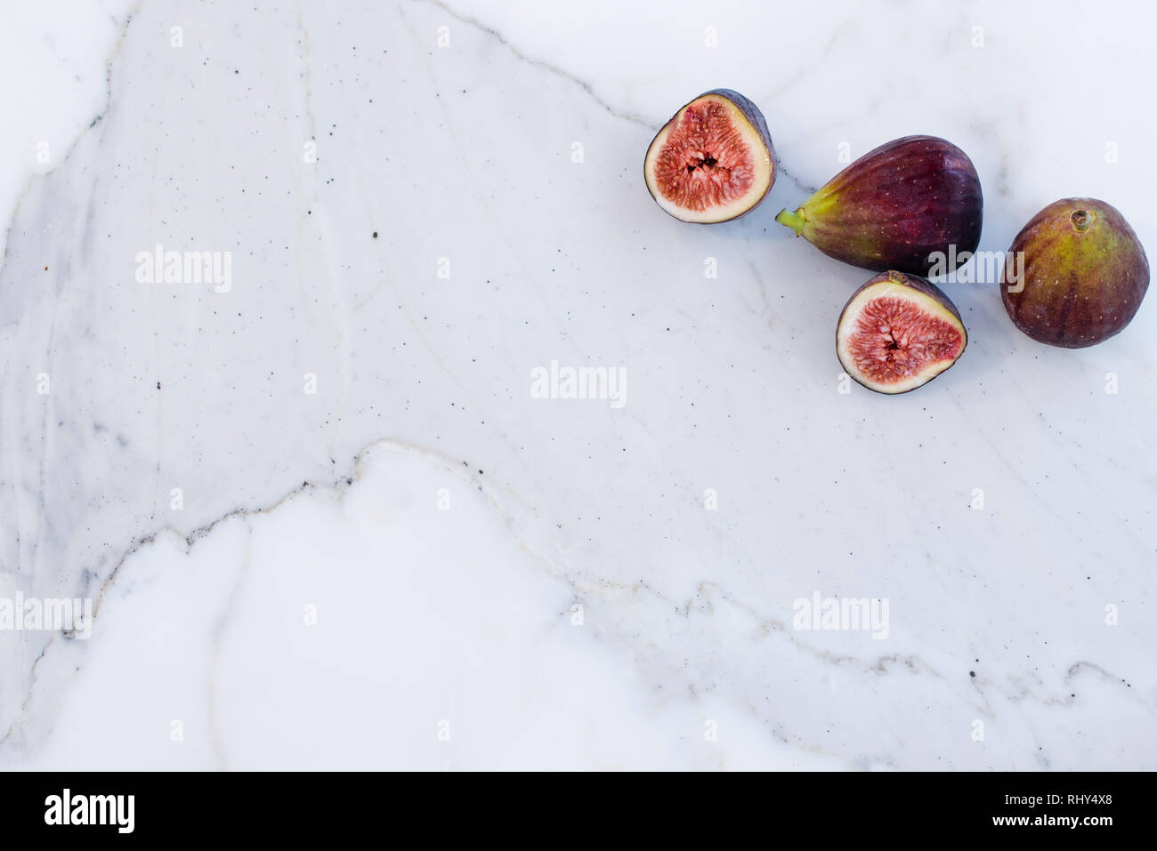 Couper les figues entières et sur en banc haut, overhead view Banque D'Images