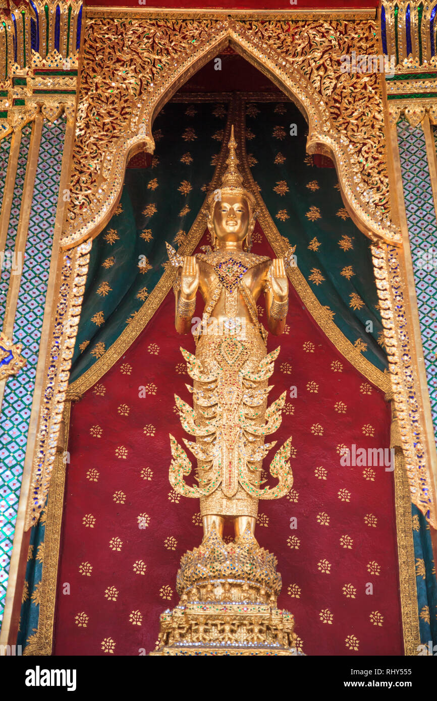 Buddhanarumitr statue de Bouddha, reproduisant le Roi Rama II, consacré dans un style thaï le golden chariot mobile (trône) en face de la pagode principale chapelle Banque D'Images