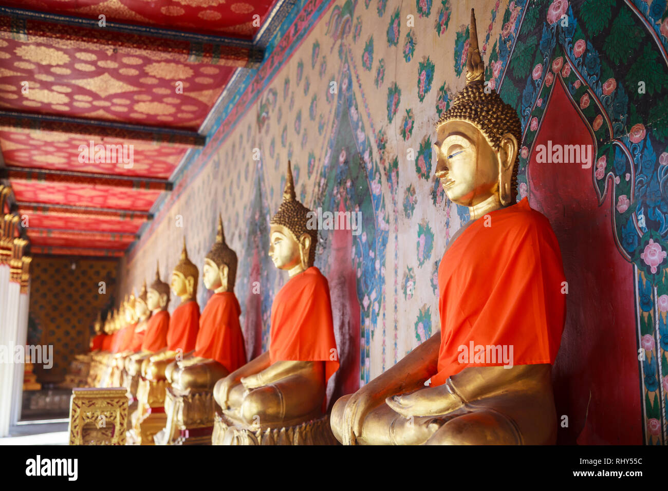 Images de Bouddha en stuc antique vieux dans l'attitude de subjuguer Mara (mauvais esprit) dans la galerie de grande chapelle de Wat Arun (le temple de l'aube) dans la région de Bangko Banque D'Images
