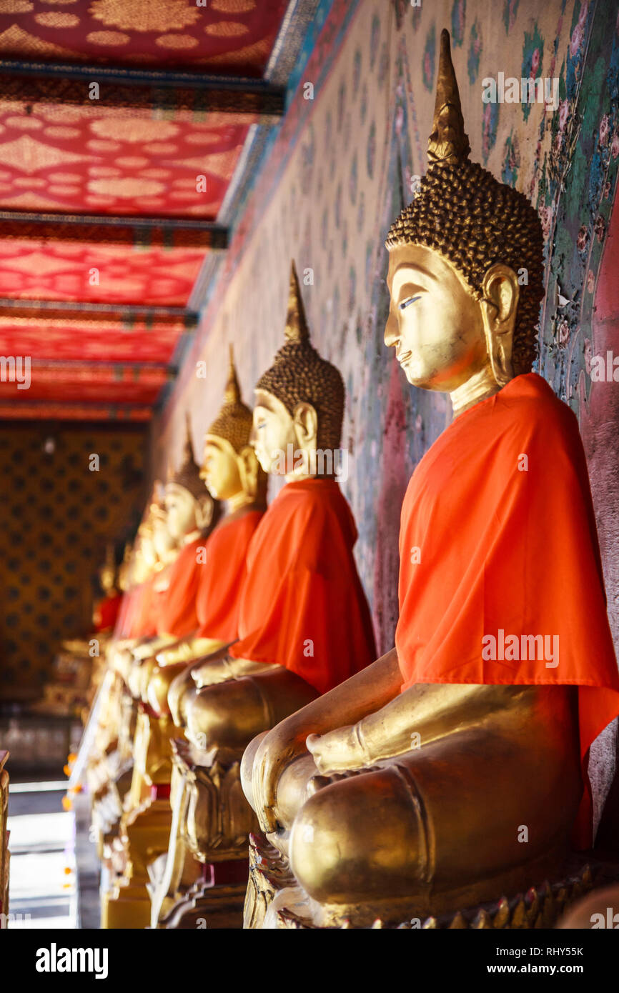 Images de Bouddha en stuc antique vieux dans l'attitude de subjuguer Mara (mauvais esprit) dans la galerie de grande chapelle de Wat Arun (le temple de l'aube) dans la région de Bangko Banque D'Images