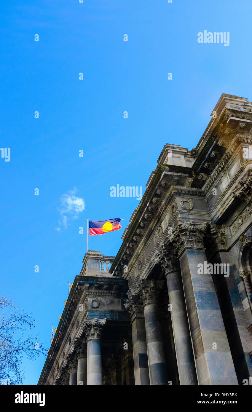 Les drapeau autochtone sur le dessus du Parlement House Adelaide (Australie) Banque D'Images