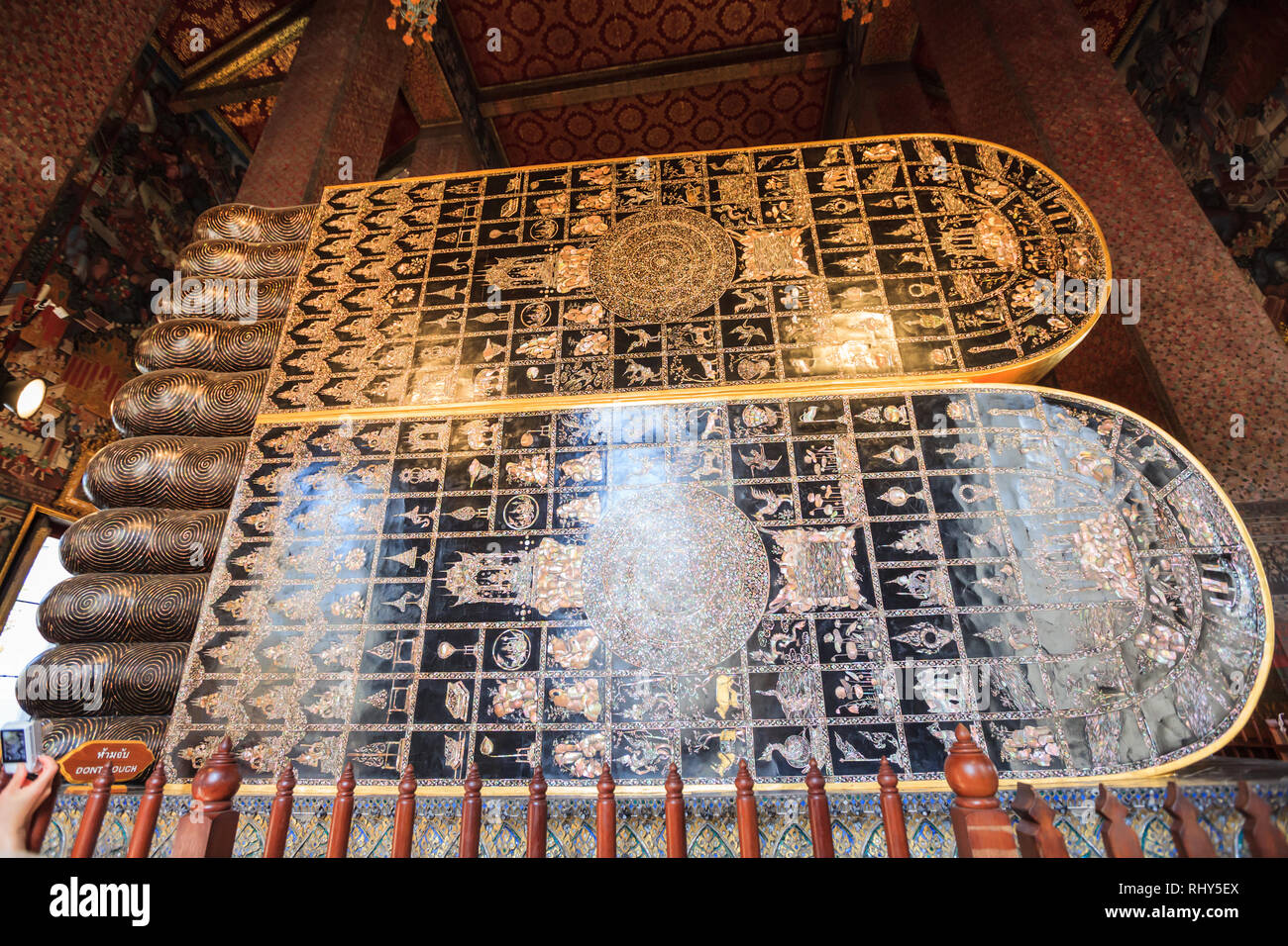 Les croyances dans les symboles auspicieux 108 dans le Bouddha de l'empreinte le Bouddha couché de Wat Pho, venait d'écritures anciennes du Sri Lanka. Thaïlande Banque D'Images