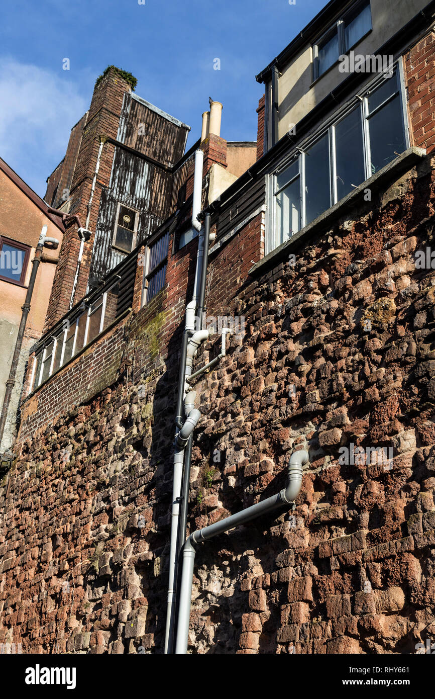 L'Exeter city wall romain.Bâtiments construits sur la porte de l'ouest une muraille romaine construite autour d'Exeter, Banque D'Images L'Exeter city wall romain.Bâtiments construits sur la porte de l'ouest une muraille romaine construite autour d'Exeter, Banque D'Images
