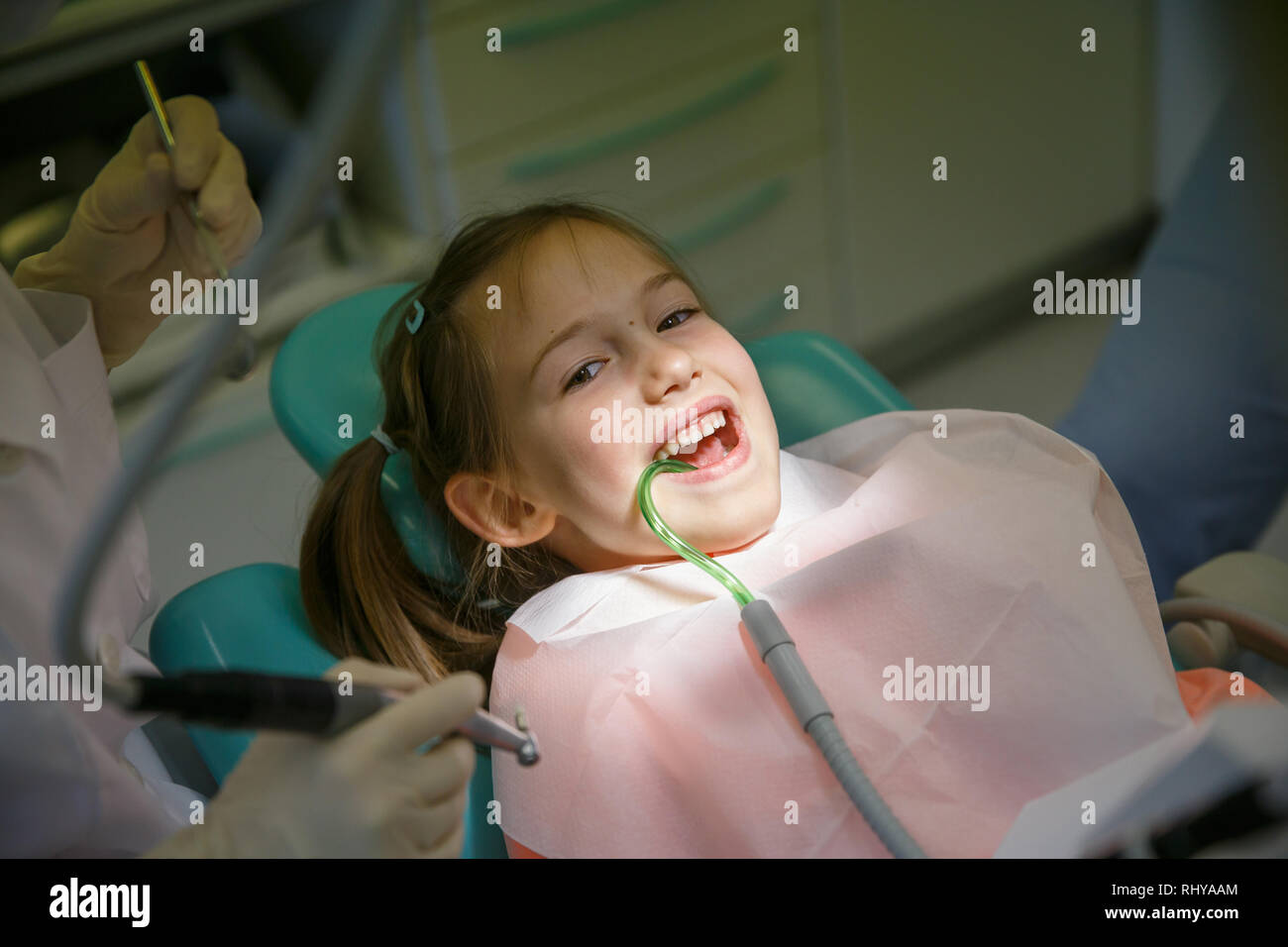 Petite fille au bureau de dentiste, se préparer pour un examen de santé. La prévention, soins médicaux pédiatriques concept. Banque D'Images