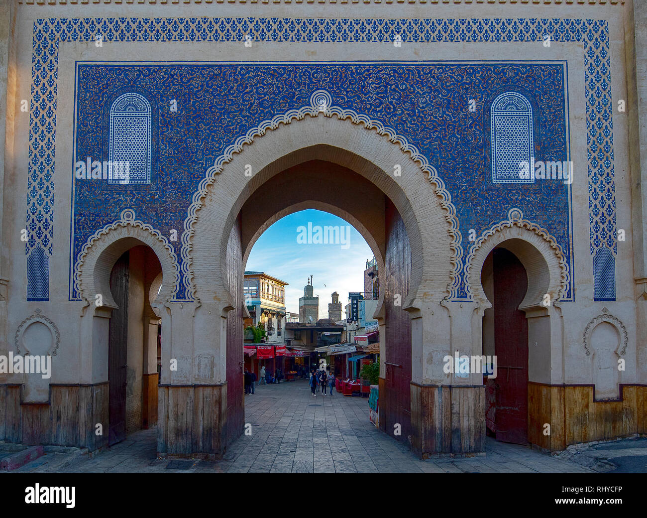 La porte bleue ou la porte Bab Bou Jeloud (Boujeloud) dans la vieille ville de la ville historique de Fès. Entrée de la ville ancienne médina de Fes, Maroc Banque D'Images