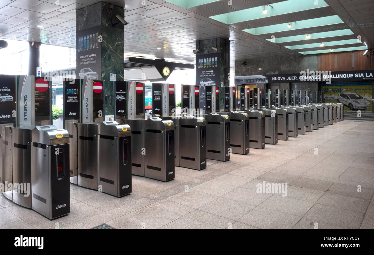 Billet automatisé ou barrière à tourniquet de métro, Milan, Lombardie, Italie Banque D'Images