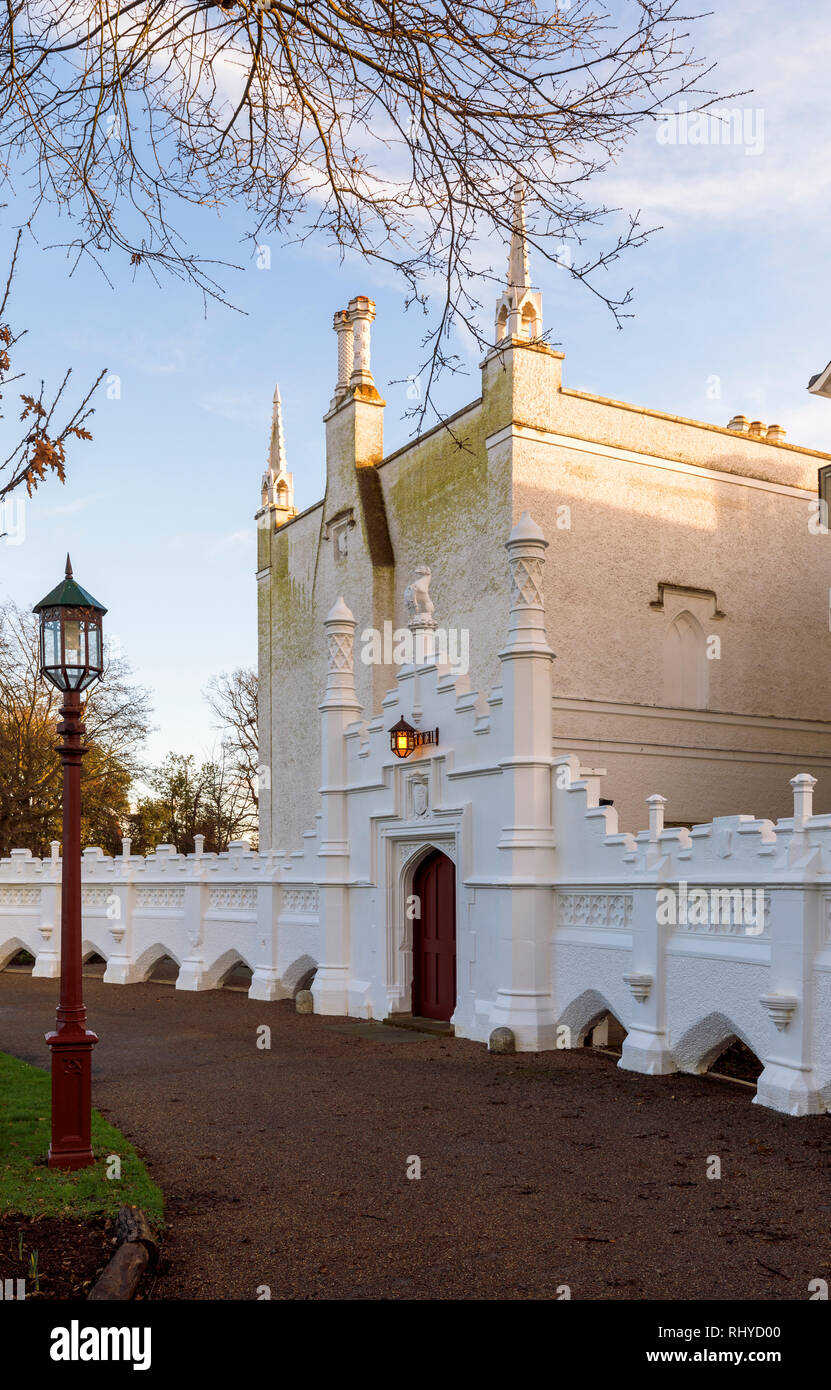 Vue de face de l'entrée de Strawberry Hill House, une villa néo-gothique construite à Twickenham, London par Horace Walpole à partir de 1749 Banque D'Images