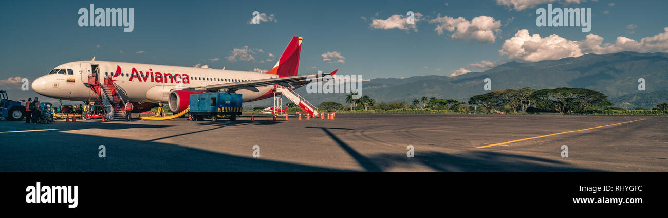 01-04 2019, Arménie, Quindio, la Colombie. Avianca ravitaillement de l'avion de l'aéroport international en Arménie avant de monter à bord d'autochtones. Banque D'Images