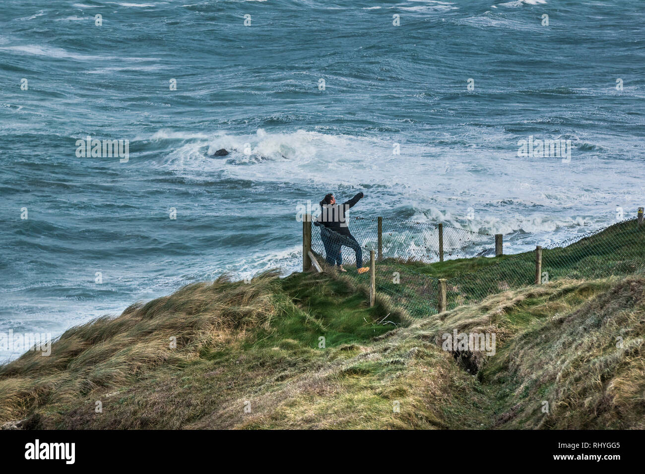 Les gens debout dans une position dangereuse sur une falaise selfies posant pour une. Banque D'Images