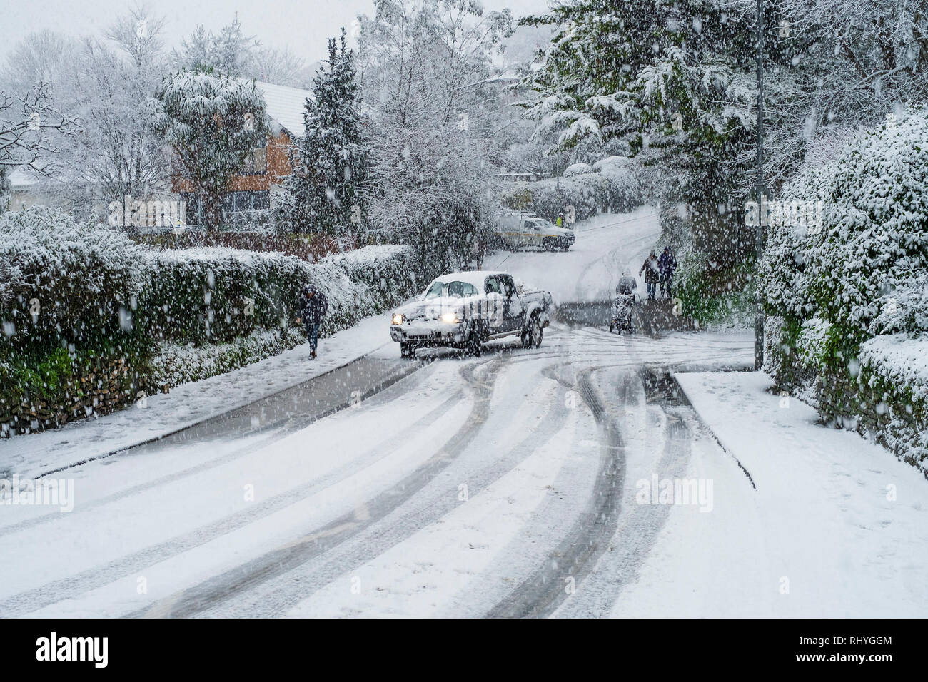 La difficulté des véhicules de rester sur la route pendant les fortes chutes de neige à Newquay en Cornouailles. Banque D'Images
