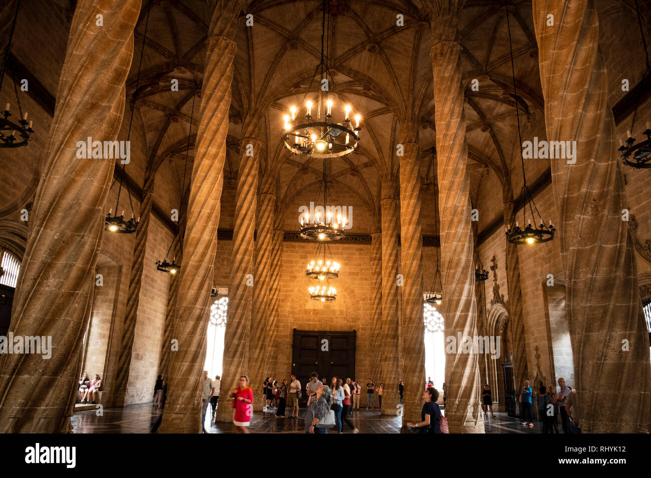 Les touristes dans la salle des colonnes, salle de l'échange, dans l'échange de la soie Valencia Espagne Banque D'Images