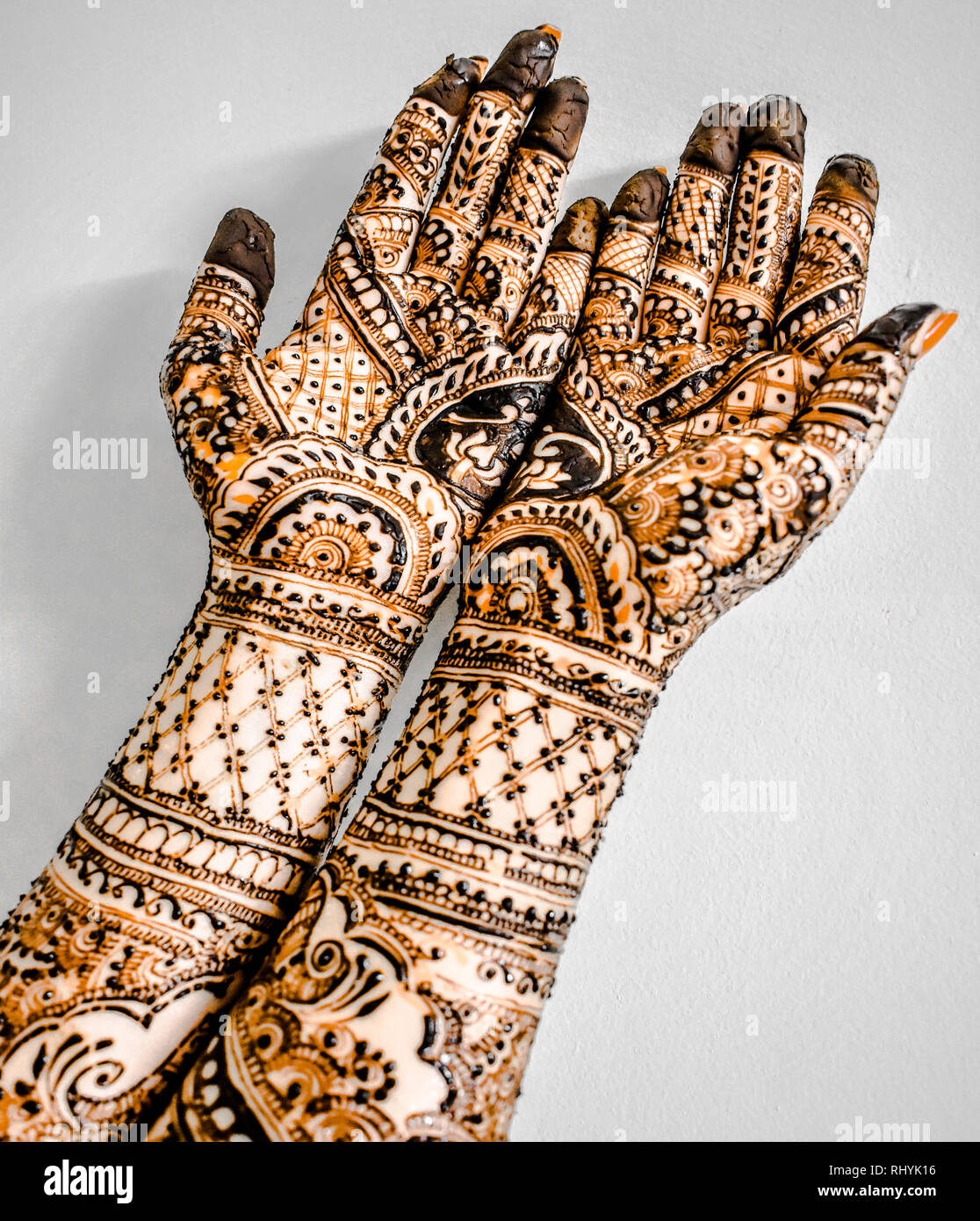 Juste magnifique mains de jeune fille, qui n'a appliqué de façon artistique Henna Mehndi Design sur les deux mains, à la veille de l'Indian Festival. Banque D'Images