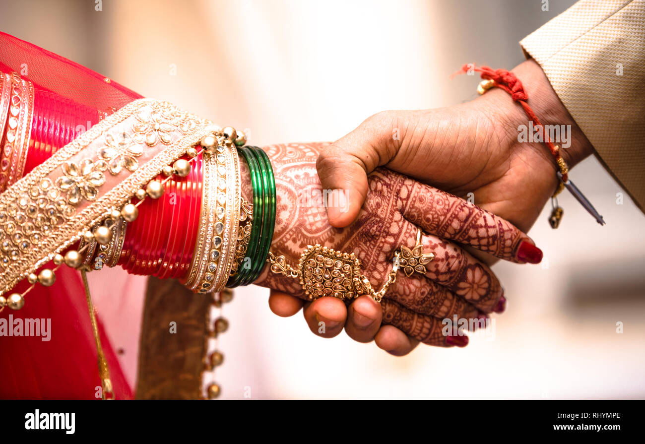 Belle photo de prise de contact d'un couple nouvellement marié dans l'Inde, l'autre promettant amour et affection pour le reste de leur vie. Banque D'Images