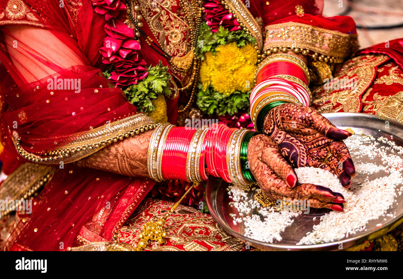 Belle photo d'une Indienne mariée rituel de la scène en offrant à Dieu, dans une cérémonie de mariage hindou de l'Inde Banque D'Images