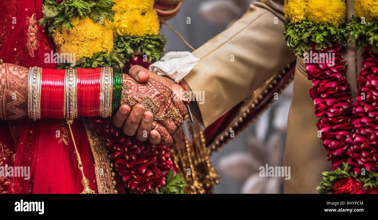 Belle photo d'un Indien nouvellement mariés Couple holding hands et prometteurs les uns les autres pour vivre ensemble joyeusement pour toute leur vie. Banque D'Images