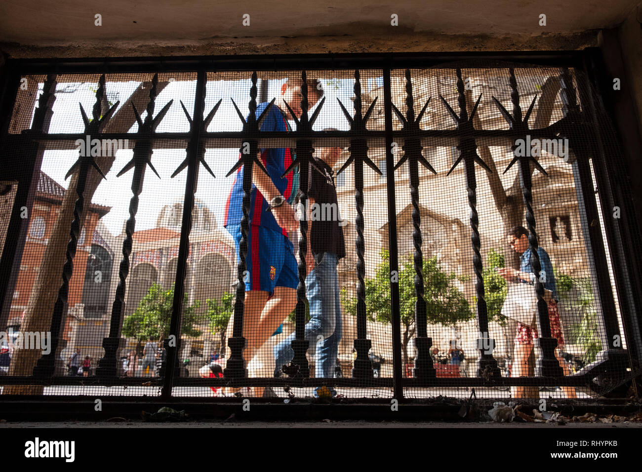 Grill en fer forgé au niveau de la chaussée à l'échange de la soie, La Lonja de la Seda de Valence, Espagne Banque D'Images