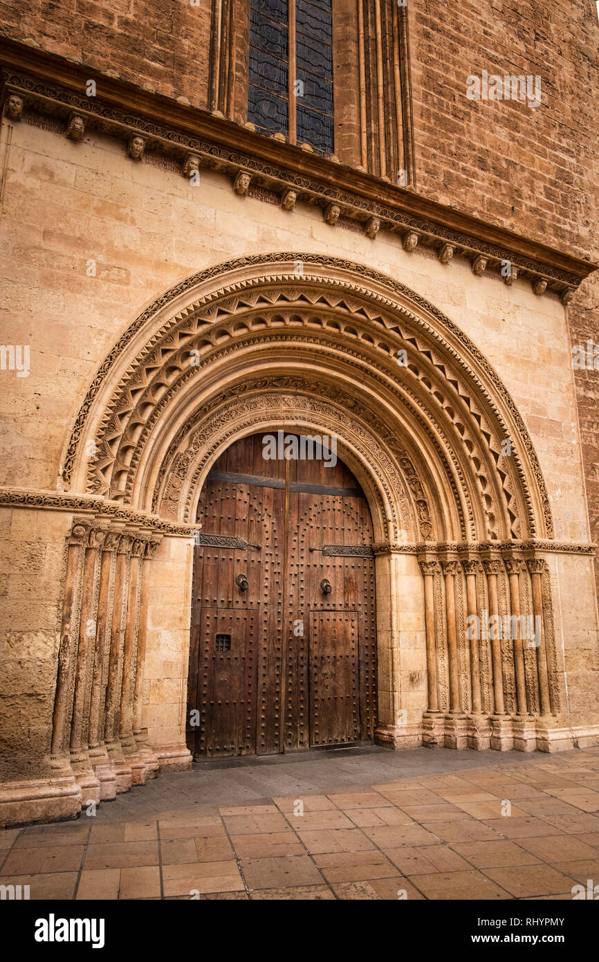 Portail de style roman porte de la Cathédrale de Valencia de la place de l'Almoina Espagne. Banque D'Images