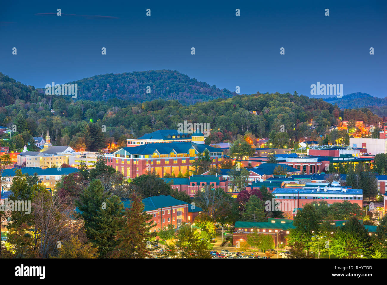 Boone, North Carolina, USA campus et toits de la ville au crépuscule. Banque D'Images