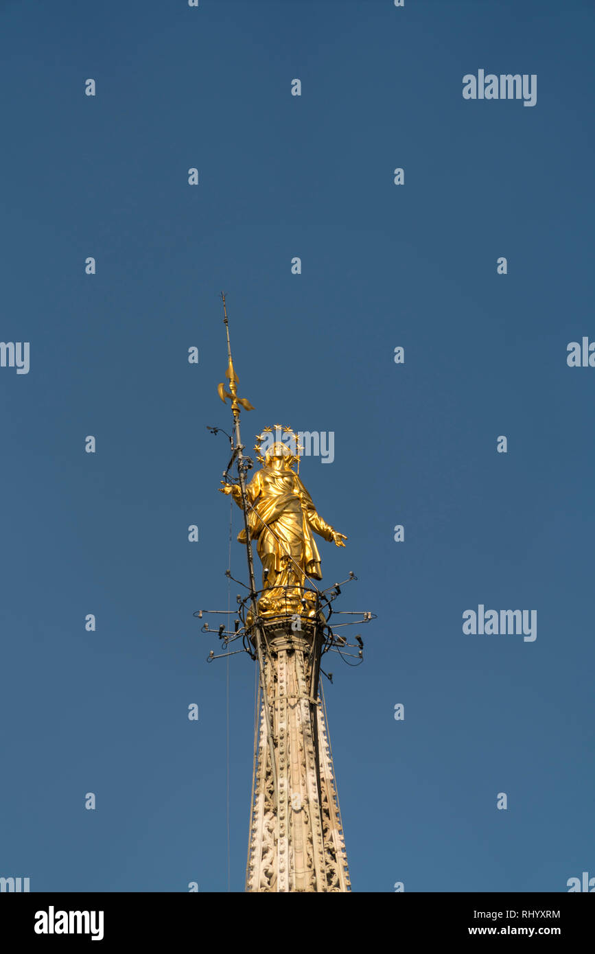 Vergoldete Madonna auf dem Turm des Mailänder Dom, Milano, Lombardie, Italie | Madonna d'or en haut de la cathédrale de Milan, Milan, Lombardie, il Banque D'Images
