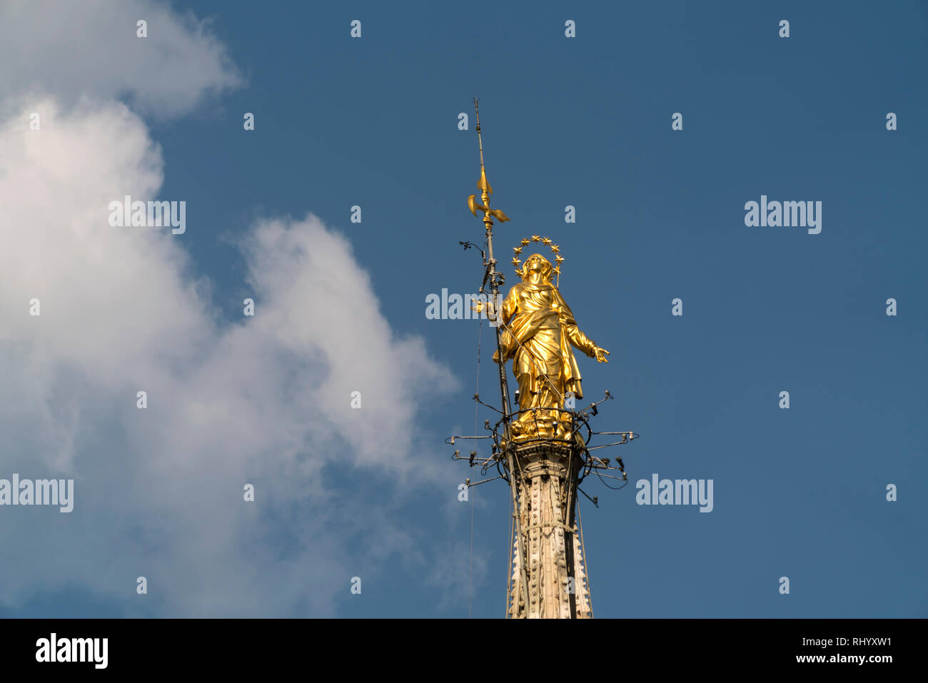 Vergoldete Madonna auf dem Turm des Mailänder Dom, Milano, Lombardie, Italie | Madonna d'or en haut de la cathédrale de Milan, Milan, Lombardie, il Banque D'Images