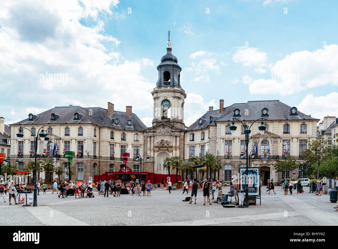 Rennes, France - 23 juillet 2018 : City Hall Plaza ou Place de la Mairie avec les gens profiter de la musique Banque D'Images