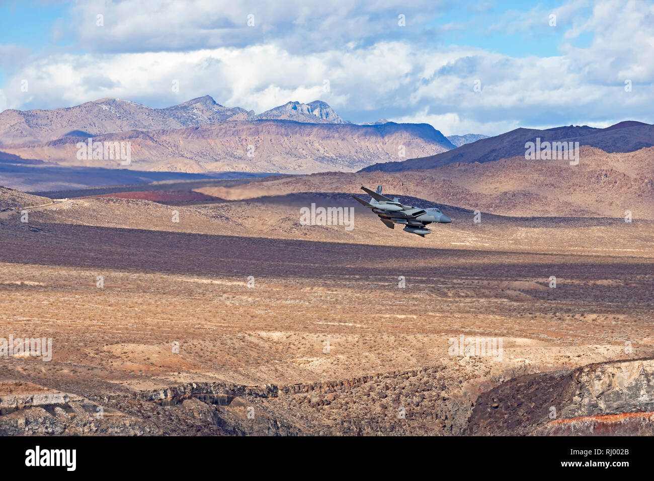 Jet de combat volant à Star Wars formation Canyon dans le désert californien Banque D'Images