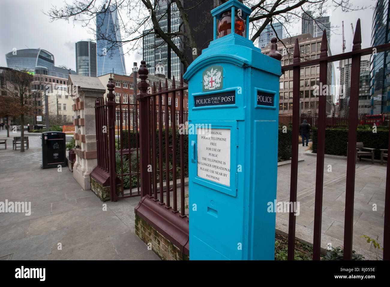 Appel de la police ou de la police après l'appel de l'extérieur de l'église St Boltolph à Aldgate, juste en dehors des limites de la ville. Feb 2019 maintenant, n'est plus utilisée par f Banque D'Images