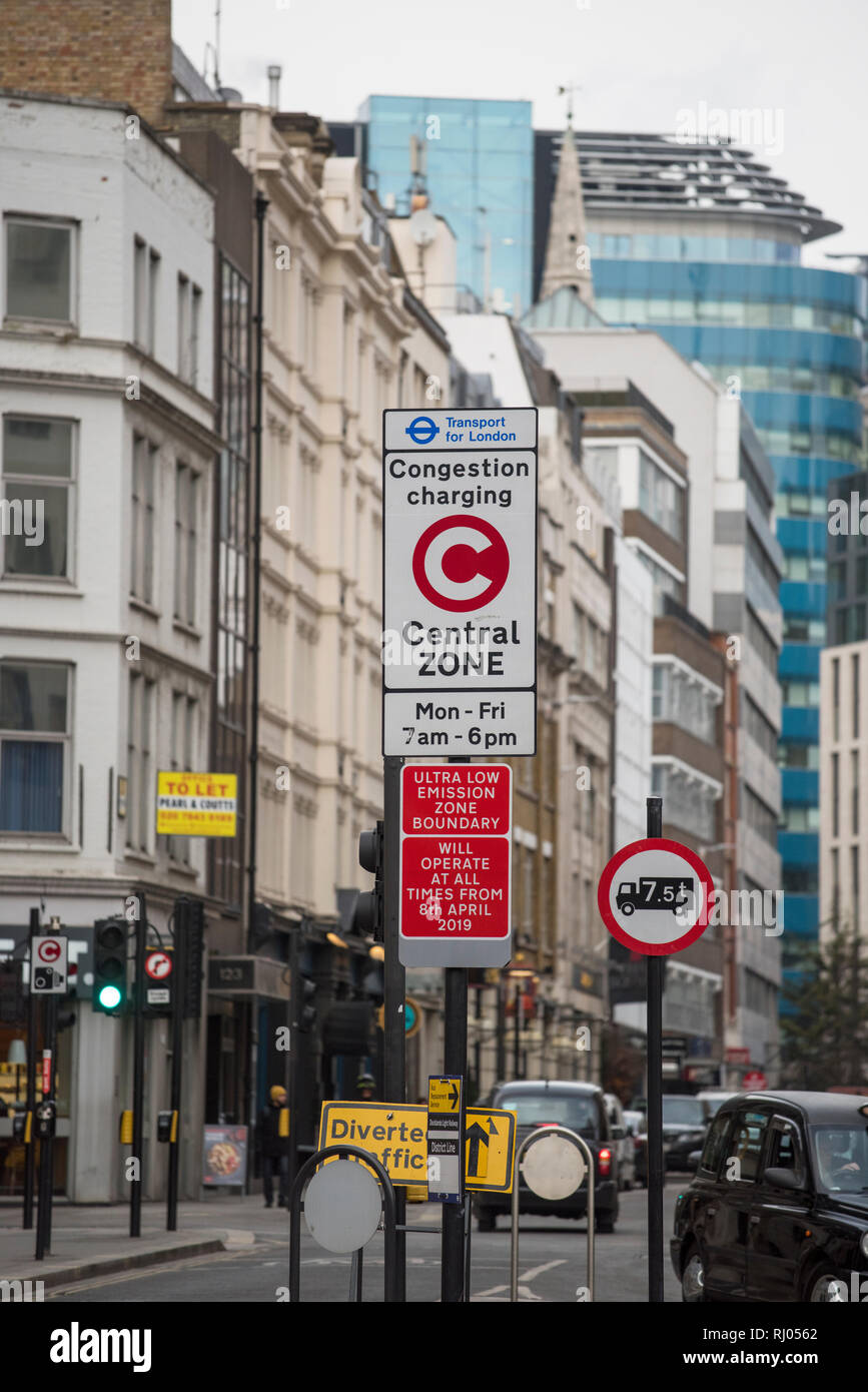 Ultra low emission warning sign Ville de Londres London England UK. Feb 2019 avertissement signe que les pilotes à partir du 8 avril la plupart de Londres sera un Ultra Lo Banque D'Images