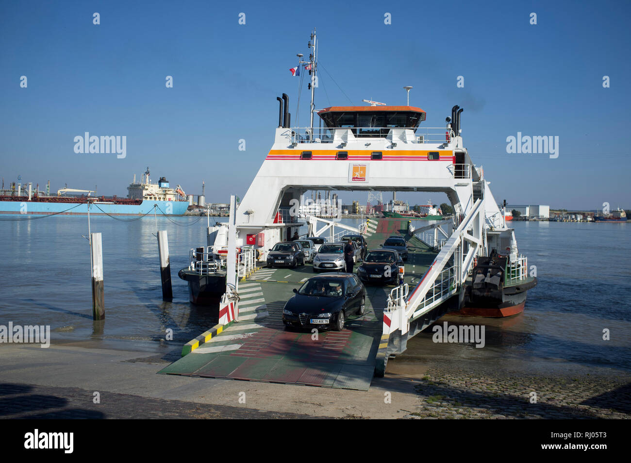 Le petit ferry qui traverse la Seine entre Quillebeuf-sur-Seine et de la raffinerie de Port-Jérôme-sur-Seine. Banque D'Images