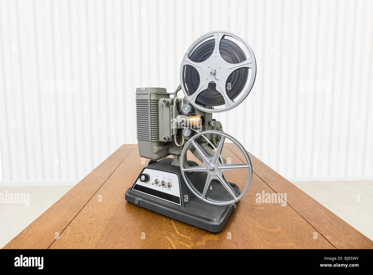 Vintage 8mm accueil film projecteur sur table en bois. Banque D'Images