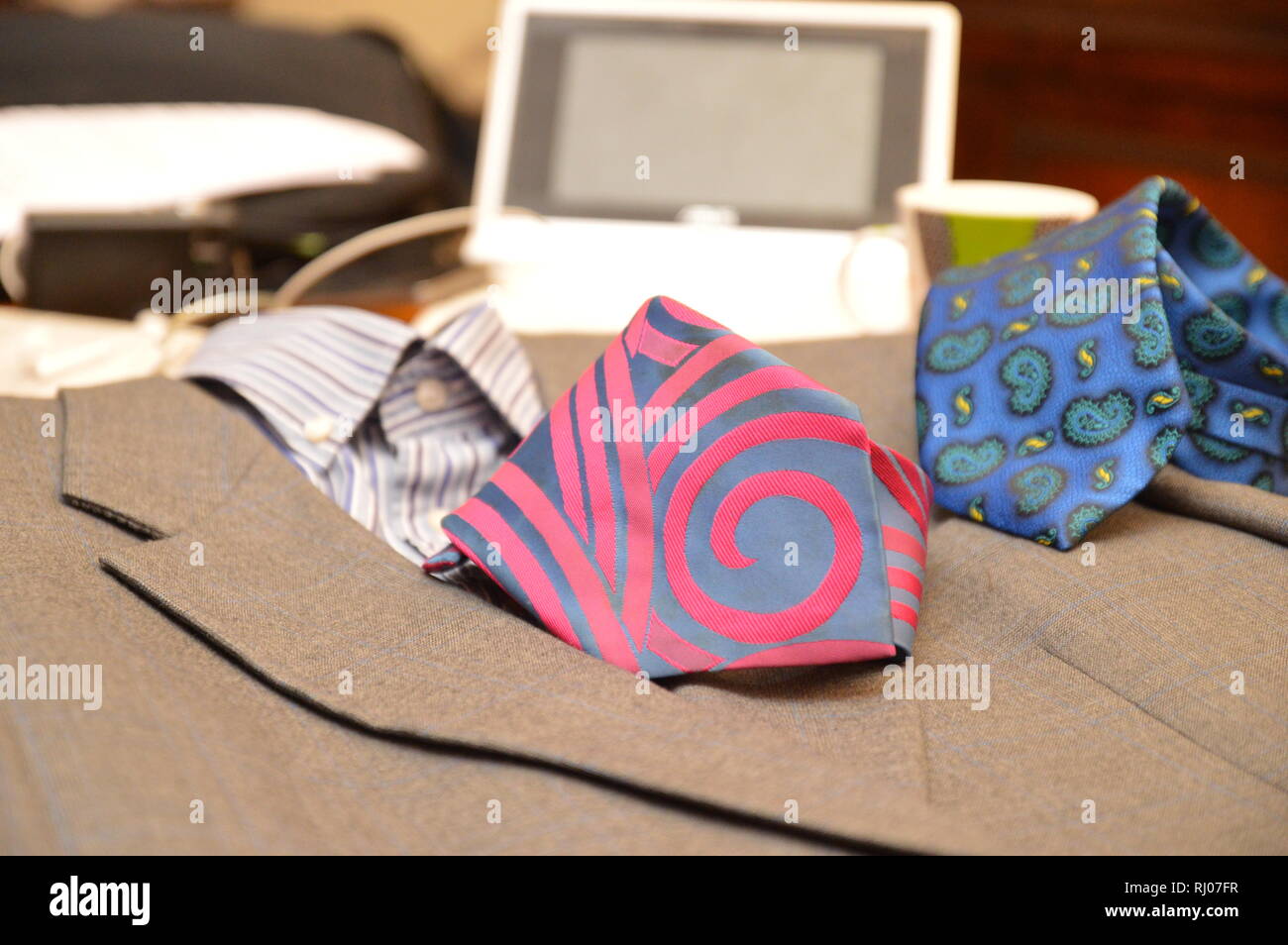 Style de vie mode homme cravates ordinateur notebook adapter le travail d'affaires technologie boire du café Banque D'Images