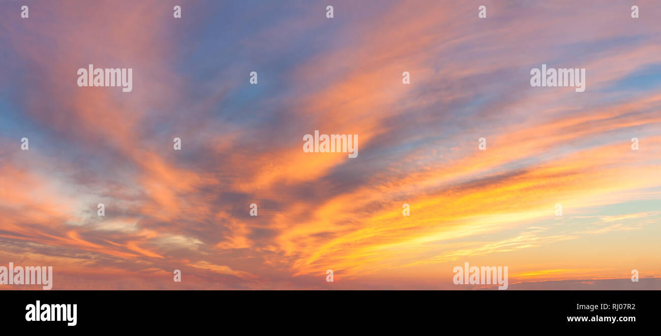 Panoranic Lever du Soleil Coucher du soleil Ciel avec nuages colorés, de très grande taille Banque D'Images