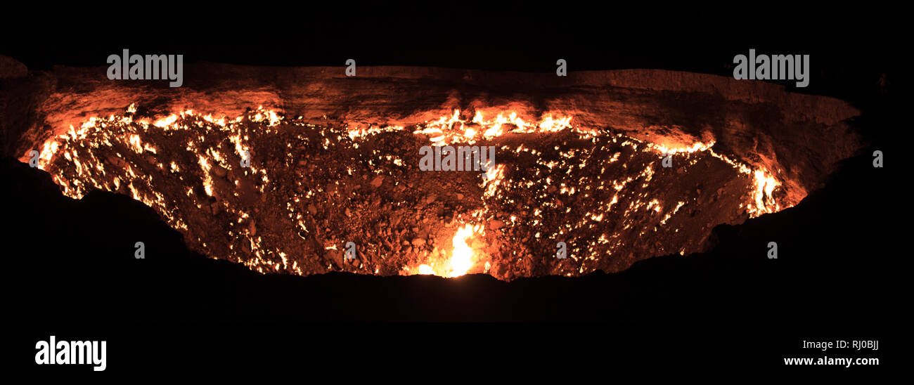 Un tir panoramique qui s'est fait sur le cratère de Darvasa, également connu sous le nom de Doorway to Hell, cratère à gaz flamboyants à Darvaza (Darvasa), au Turkménistan Banque D'Images