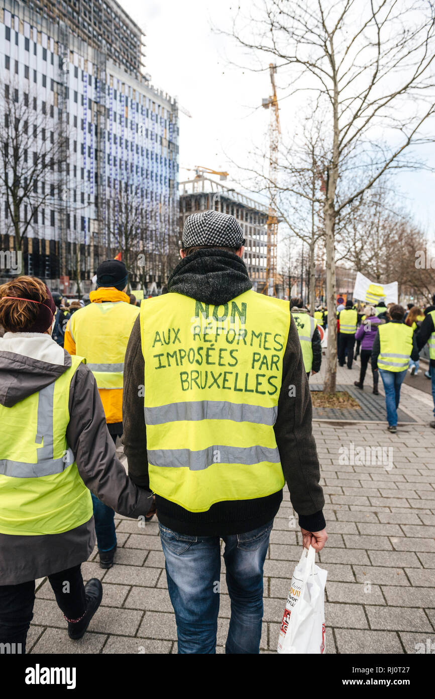 STRASBOURG, FRANCE - DEC 02, 2018 : pas de réformes imposées par Bruxelles  inscription sur gilets jaunes Gilet jaune avec drapeau national français  manifestants défilant sur le Samedi 12 des manifestations  anti-gouvernementales