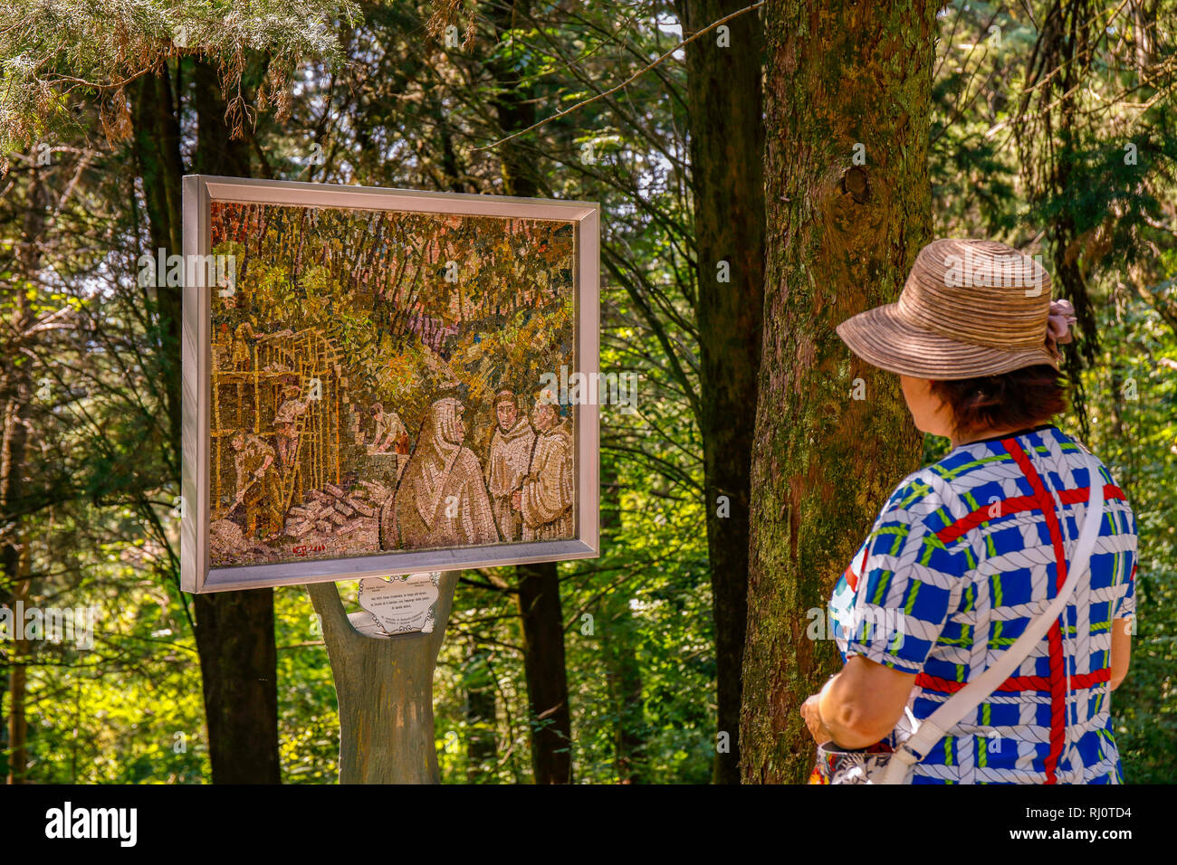 Italie Emilie Romagne Dovadola Ermitage de Monte Paolo - premier hermitage où il est allé de Sant 'Antonio en Italie - Viale dei Mosaici : Mosaïque de la coopérative de la mosaïque de Ravenne tirée d'une œuvre par Carmelo Puzzolo : En 1905, la grotte de San Antonio a été reconstruit dans un endroit plus sûr avec l'utilisation de pierres de l'ancienne Banque D'Images