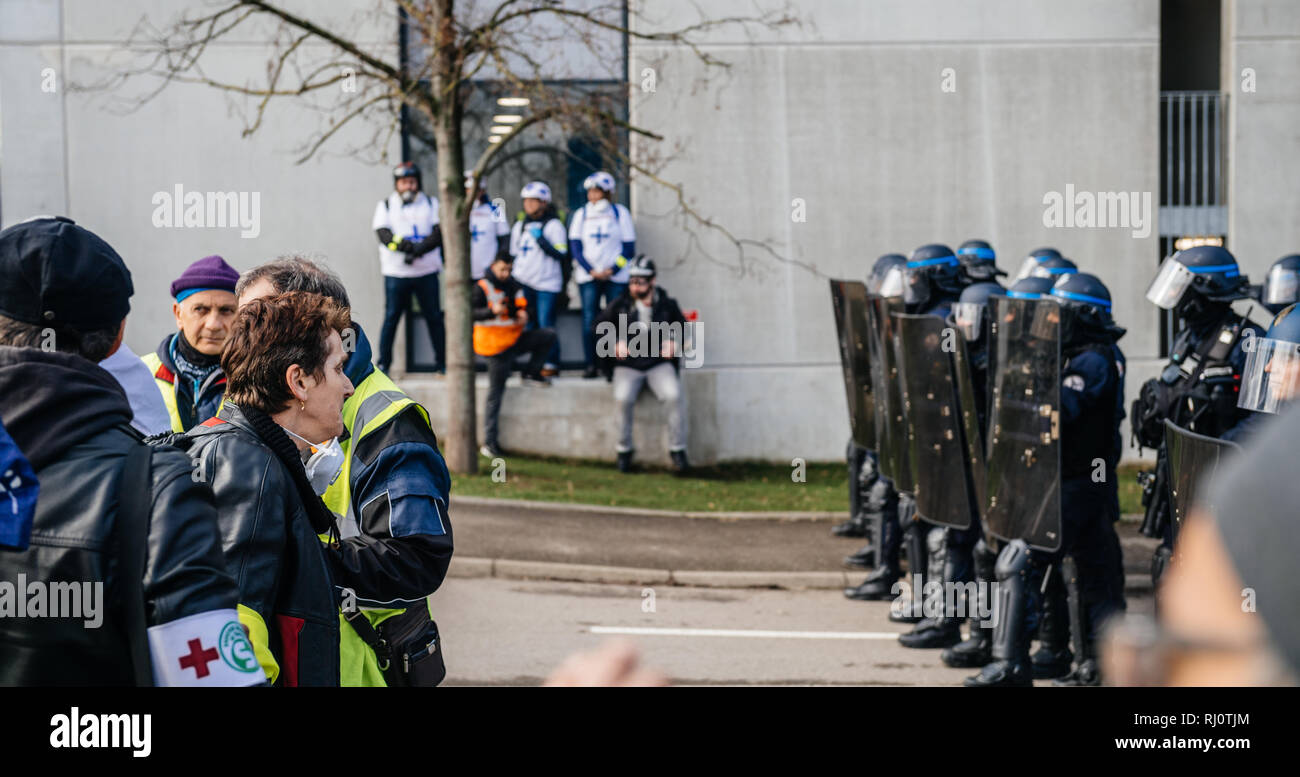 STRASBOURG, FRANCE - DEC 02, 2018 : femme s'adressant à des policiers lors de protestation de gilets jaunes Gilet jaune sur la manifestation de samedi 12 les manifestations anti-gouvernementales Banque D'Images