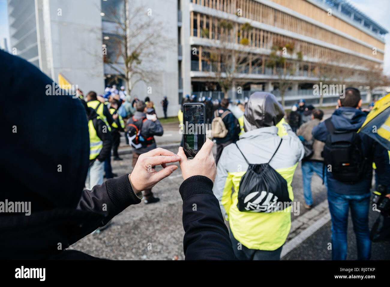 STRASBOURG, FRANCE - DEC 02, 2018 : l'homme avec masque en tenant avec des manifestants et les forces de police au cours de protestation de gilets jaunes Gilet jaune les manifestations anti-gouvernementales Banque D'Images