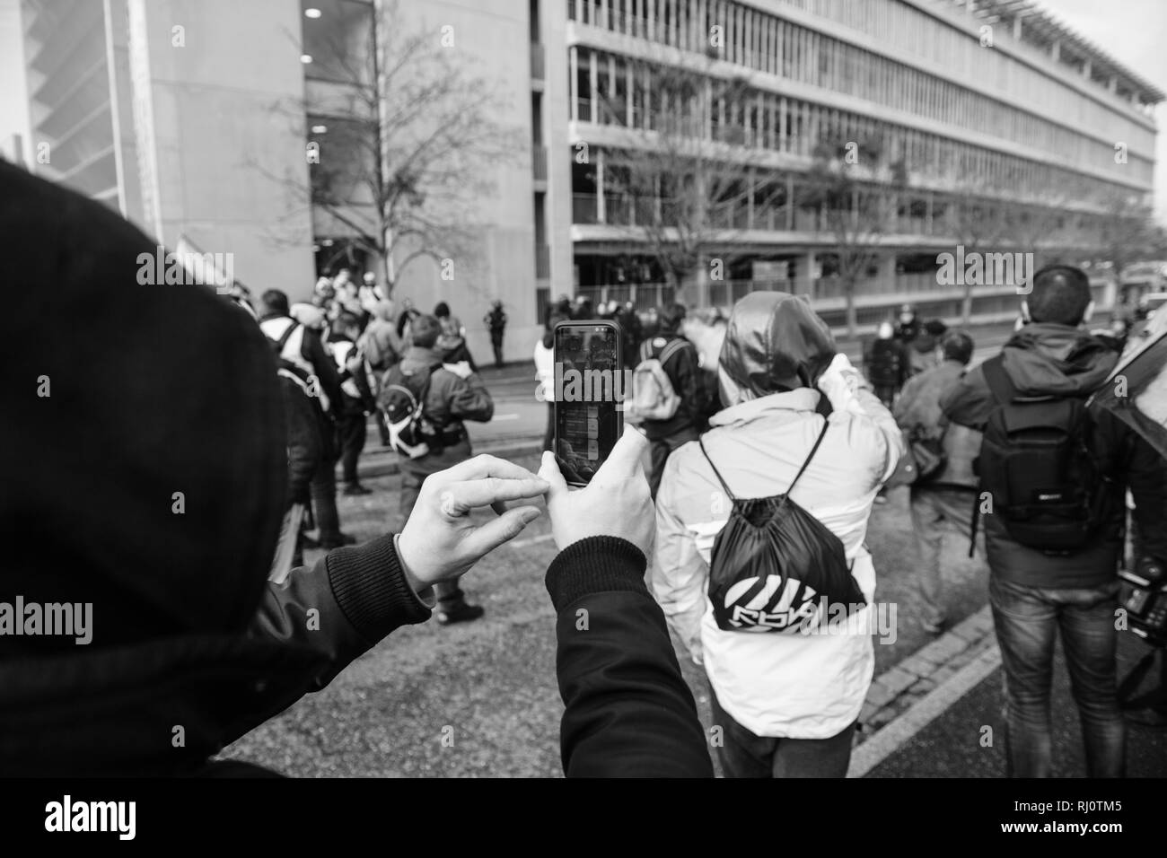 STRASBOURG, FRANCE - DEC 02, 2018 : l'homme avec masque en tenant avec des manifestants et les forces de police au cours de protestation de gilets jaunes Gilet jaune les manifestations anti-gouvernementales Banque D'Images