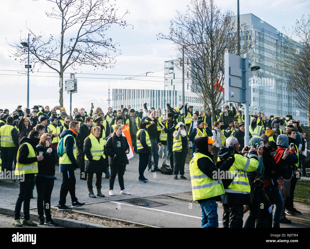 STRASBOURG, FRANCE - DEC 02, 2018 : police et manifestants devant le siège d'Adidas Gilet jaune en prottest Banque D'Images