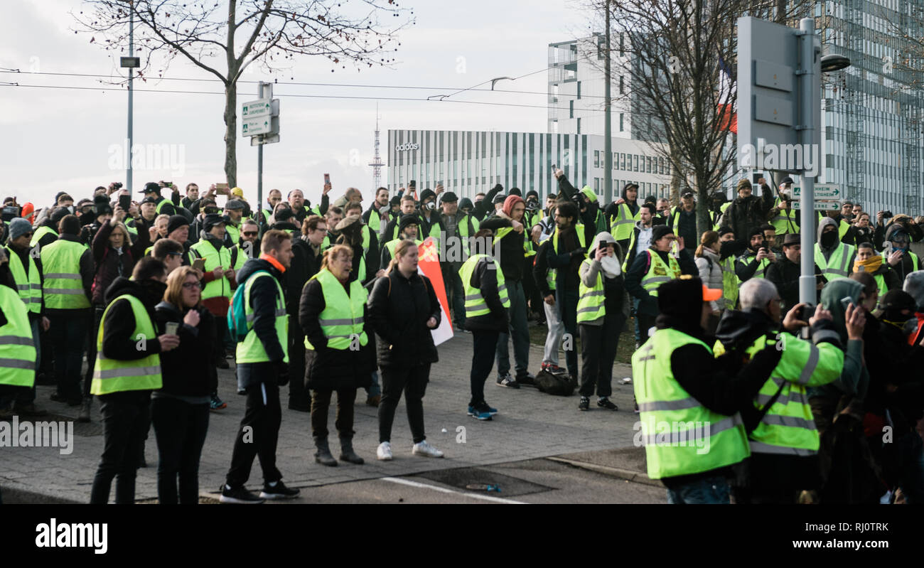 STRASBOURG, FRANCE - DEC 02, 2018 : police et manifestants devant le siège d'Adidas Gilet jaune en prottest Banque D'Images