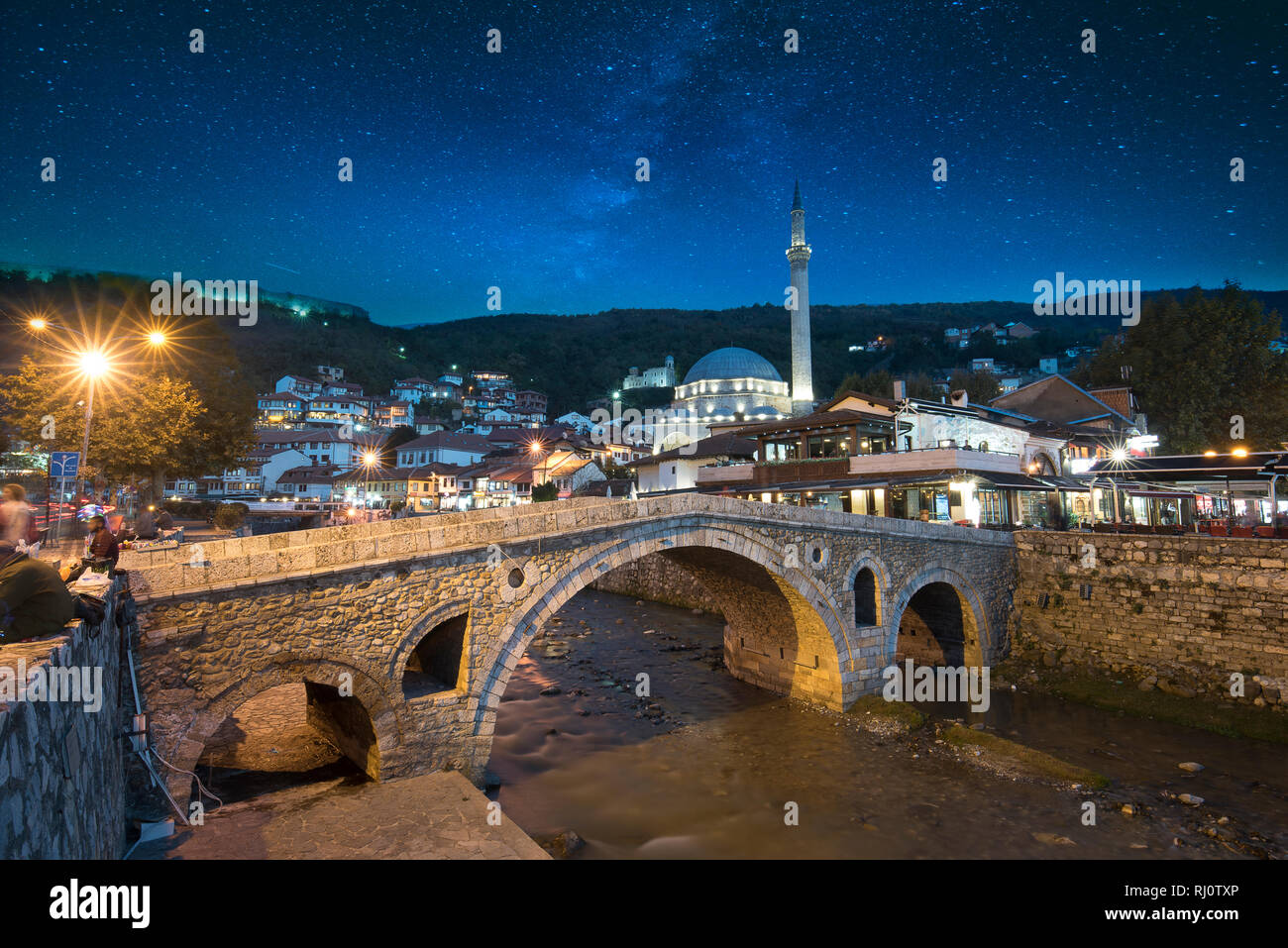 Vue de la nuit de vieux pont de pierre et la mosquée de Sinan Pacha ottoman vieux à Prizren, Kosovo. Ville historique, paysage de nuit avec les étoiles du ciel après le coucher du soleil Banque D'Images