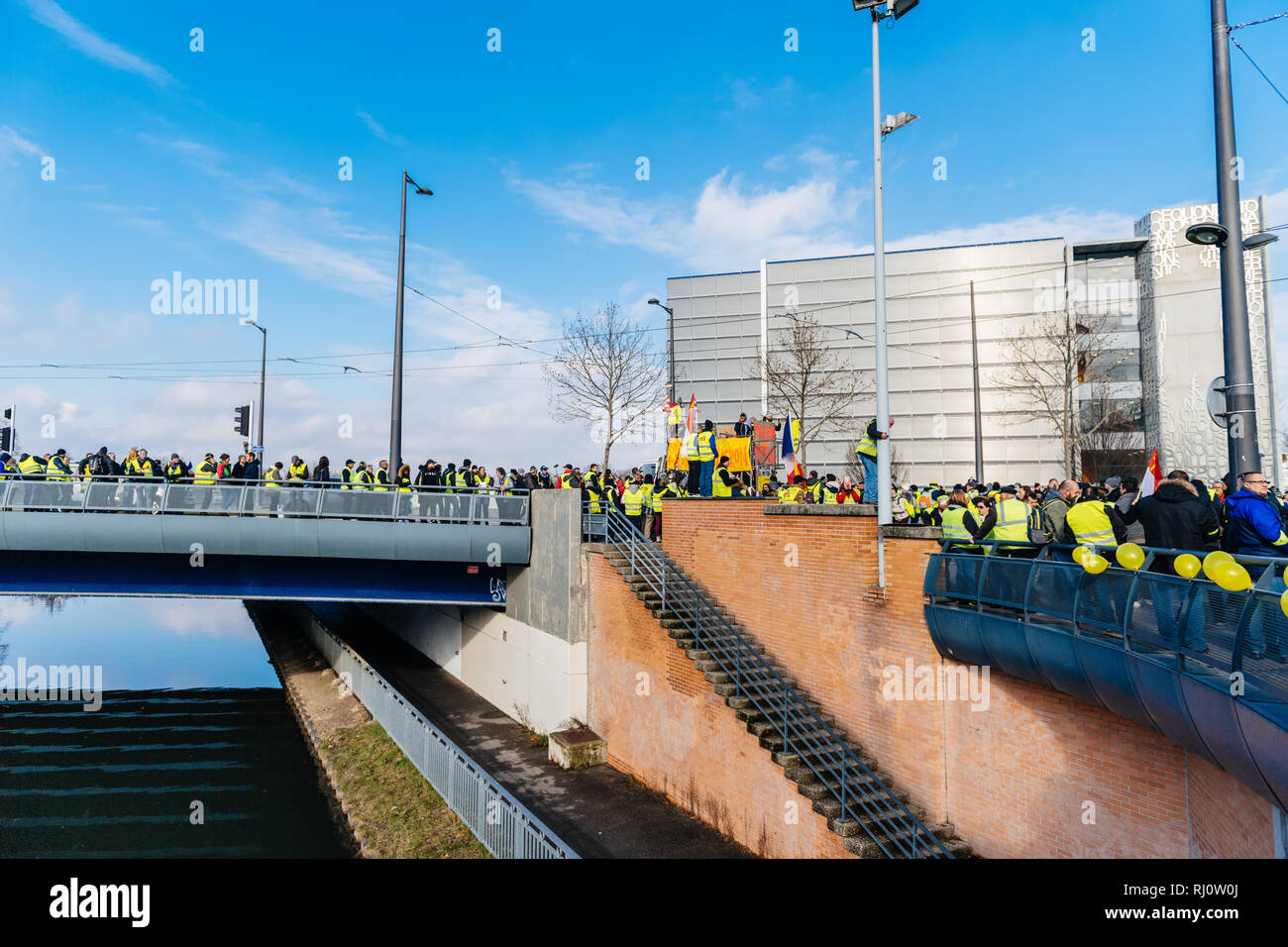 STRASBOURG, FRANCE - DEC 02, 2018 : Les personnes qui font preuve d'sur Pont Joseph Bech lors de protestation de gilets jaunes Gilet jaune manifestation les manifestations anti-gouvernementales Le Parlement européen Banque D'Images