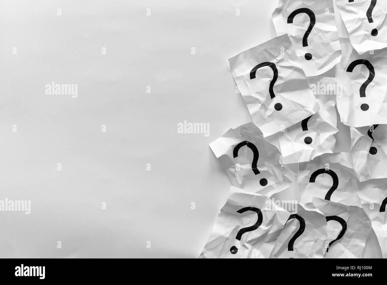 Frontière de papier froissé d'interrogation sur les cartes sur fond blanc avec l'exemplaire de l'espace dans une image conceptuelle Banque D'Images