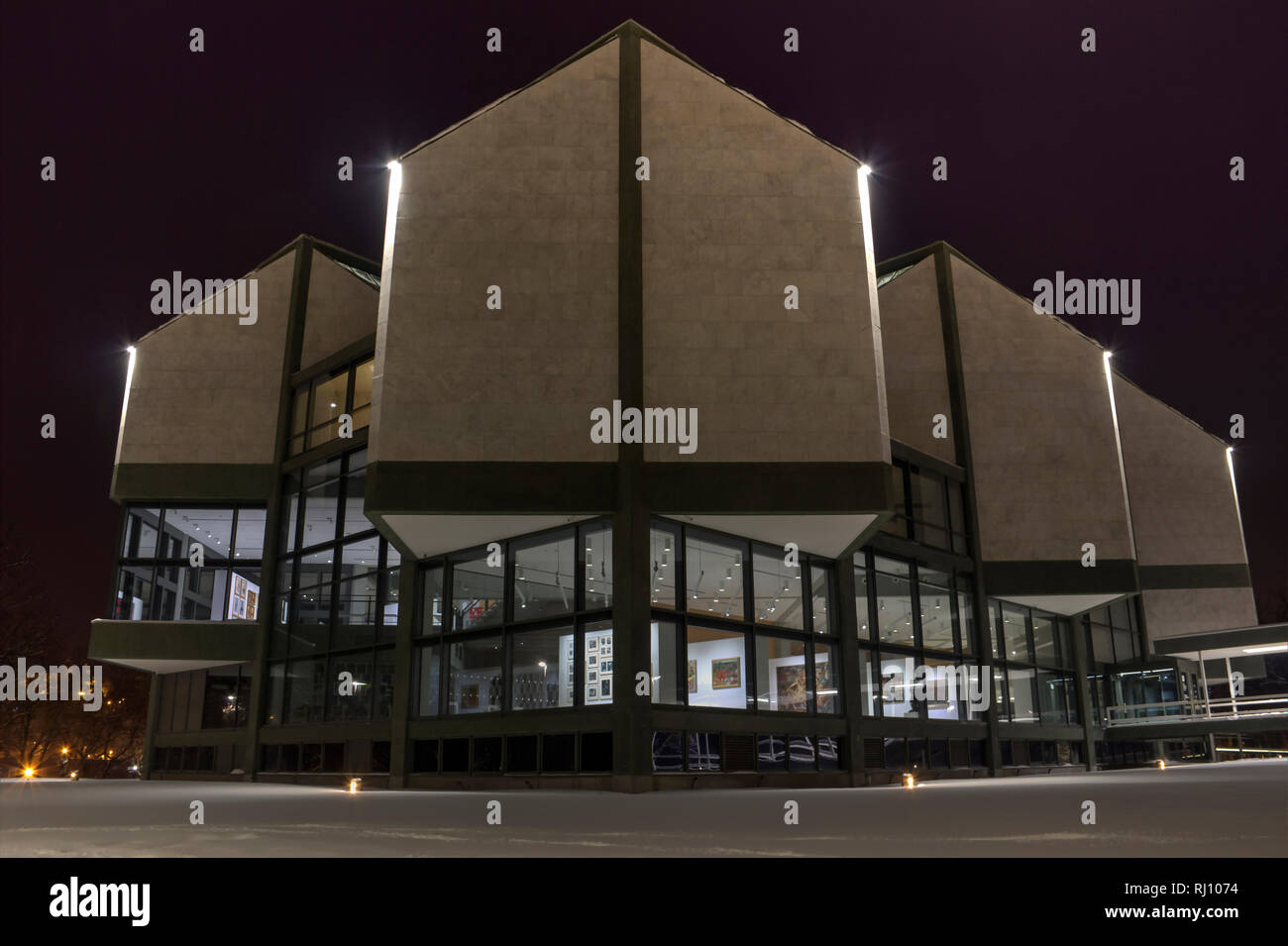 Belgrade, Serbie - Vue de nuit le musée d'art contemporain situé à Usce parc à côté de la confluence de la Sava et du Danube Banque D'Images