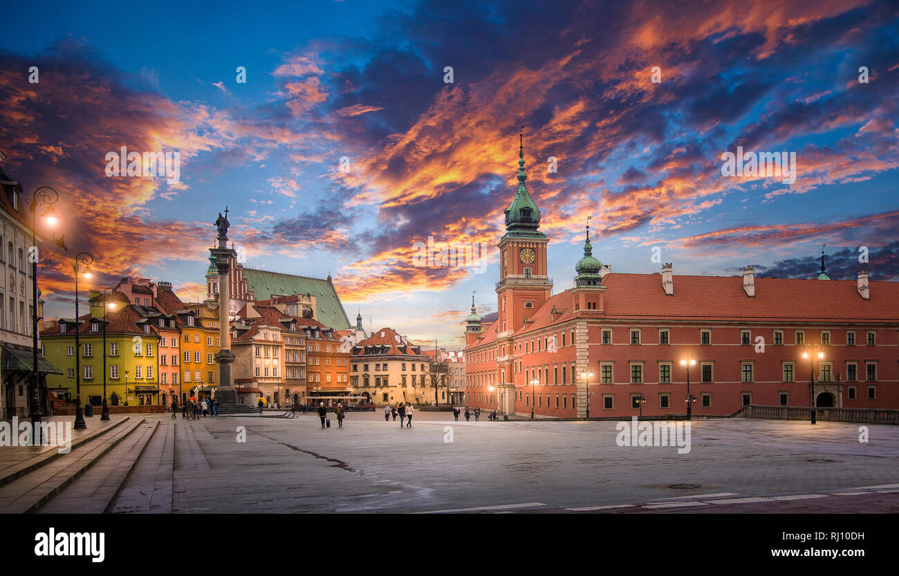 Panorama de la vieille ville de Varsovie (Warszawa), Pologne. Le Château Royal et la colonne de Sigismond appelé Kolumna Zygmunta au coucher du soleil. Banque D'Images