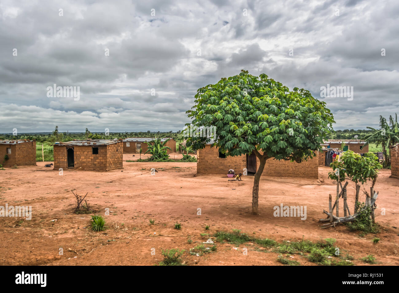 Malange / Angola - 1208 2018 : vue sur village traditionnel, les gens et tôle de zinc et de chaume sur le toit des maisons et des murs de briques en terre cuite, un ciel nuageux Banque D'Images