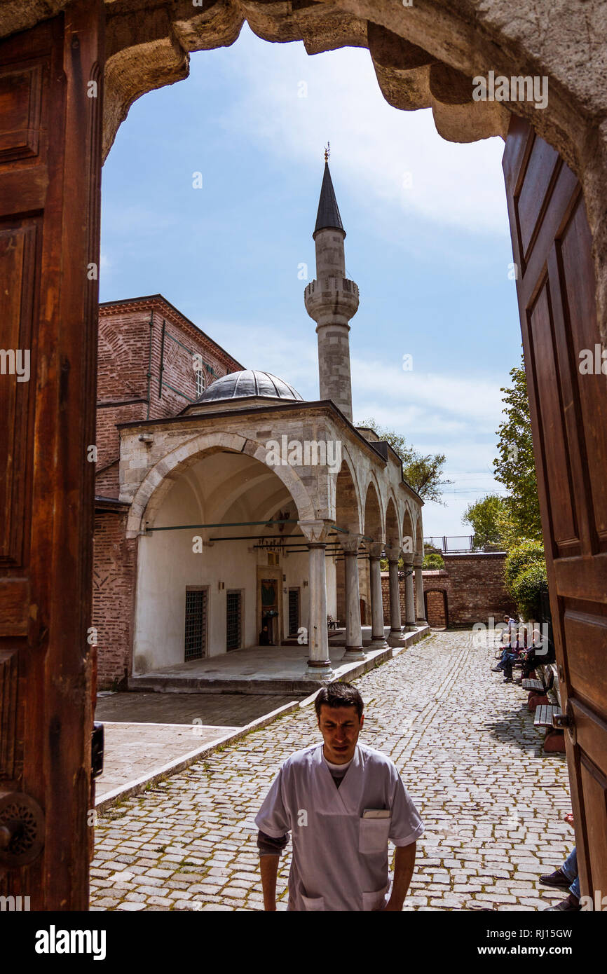 Istanbul, Turquie : un homme marche sous l'arche d'entrée de la mosquée de la petite Sainte-sophie anciennement l'église byzantine des saints Serge et Bacch Banque D'Images